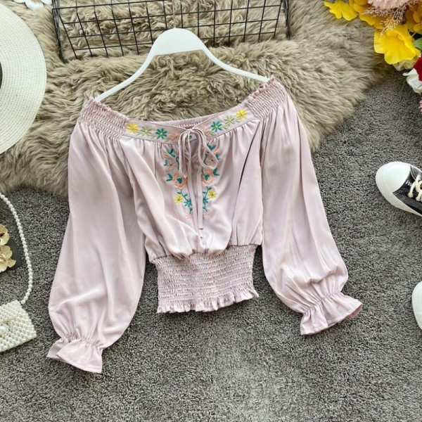 Új modell női blúz csónakos nyakkivágással, nyakkendőkkel és kék hímzéssel