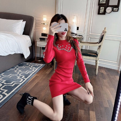 Rövid, testhezálló ruha vékony kötésből, flitterekkel és kövekkel fekete és piros színben