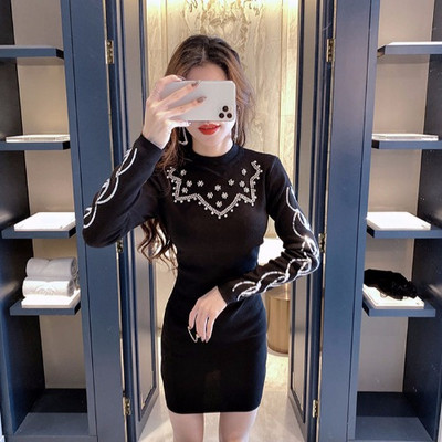 Rövid, testhezálló ruha vékony kötésből, flitterekkel és kövekkel fekete és piros színben