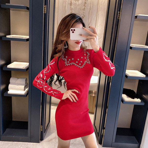 Rövid, testhezálló ruha vékony kötésből, flitterekkel és kövekkel fekete és piros színben