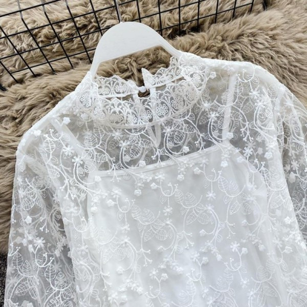 Új modell női csipkeblúz alacsony gallérral és lótusz ujjú fehér, fekete és bézs színben