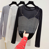 Modern női blúz kerek nyakkivágással, fekete, fehér és szürke kövekkel