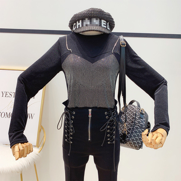 Modern női blúz kerek nyakkivágással, fekete, fehér és szürke kövekkel