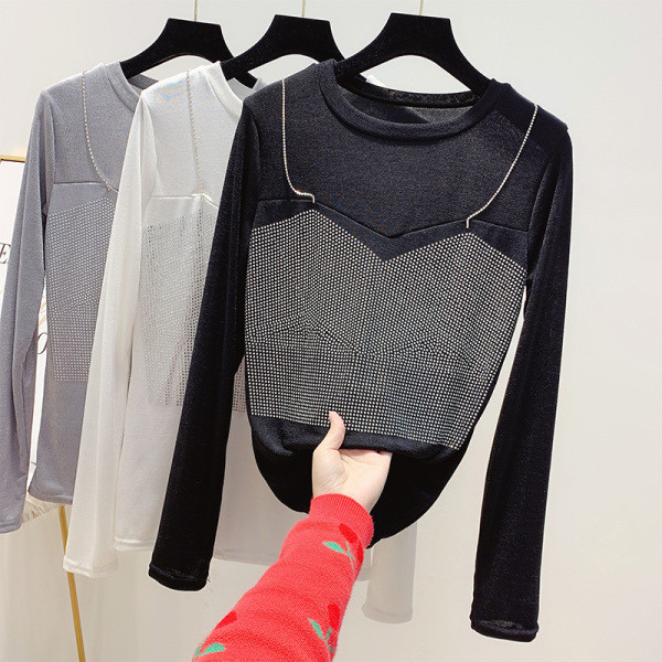 Modern női blúz kerek nyakkivágással, fekete, fehér és szürke kövekkel