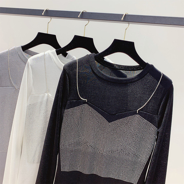 Modern női blúz kerek nyakkivágással, fekete, fehér és szürke kövekkel