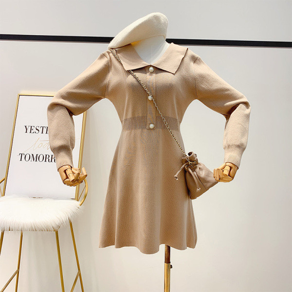 Női téli ruha gallérral és gombokkal fekete és barna színben