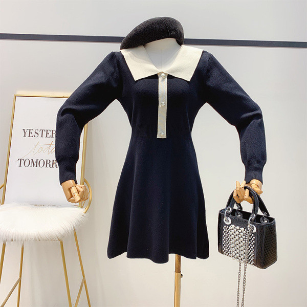 Női téli ruha gallérral és gombokkal fekete és barna színben