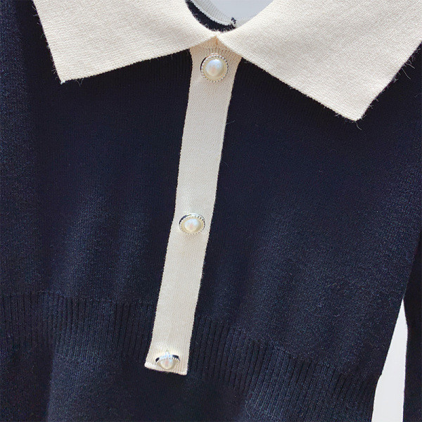 Női téli ruha gallérral és gombokkal fekete és barna színben