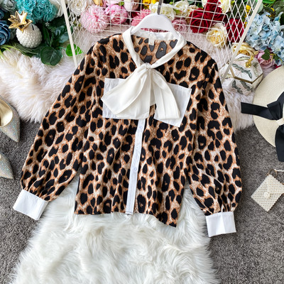 Modern női ing leopárd mintával, gallérján fekete-fehér szalaggal