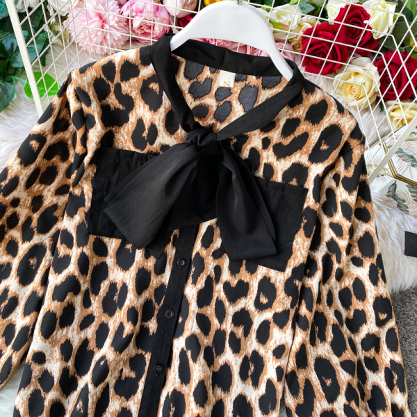 Modern női ing leopárd mintával, gallérján fekete-fehér szalaggal