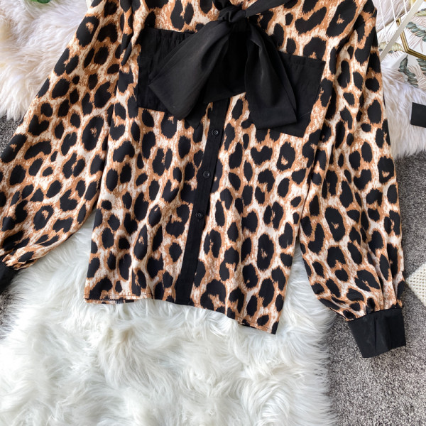 Modern női ing leopárd mintával, gallérján fekete-fehér szalaggal