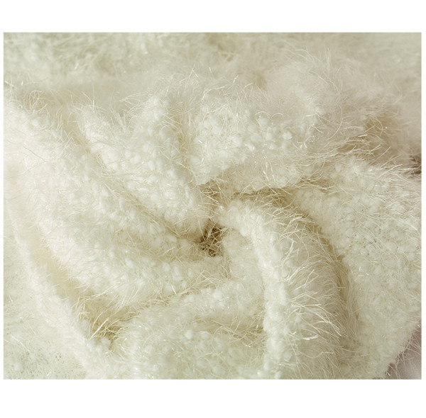 Női őszi-téli pulóver spitz nyakkivágással, fehér színben