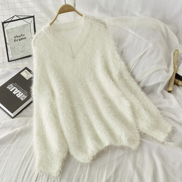 Női őszi-téli pulóver spitz nyakkivágással, fehér színben