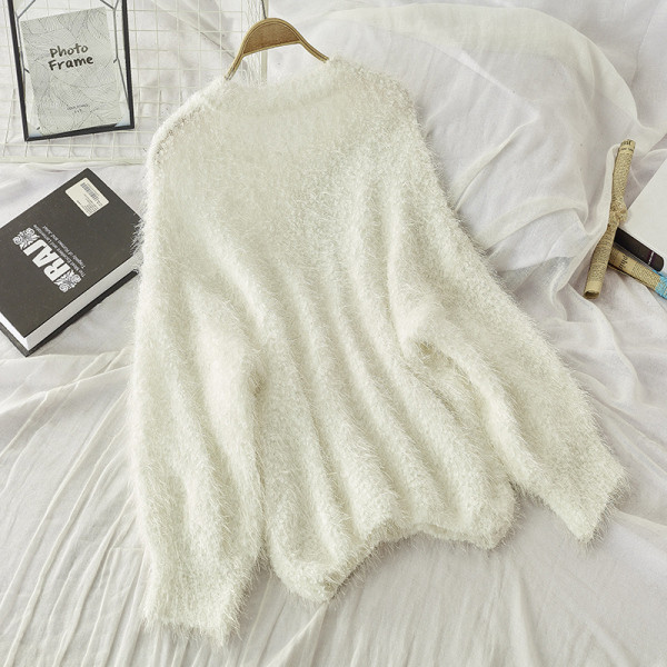 Női őszi-téli pulóver spitz nyakkivágással, fehér színben