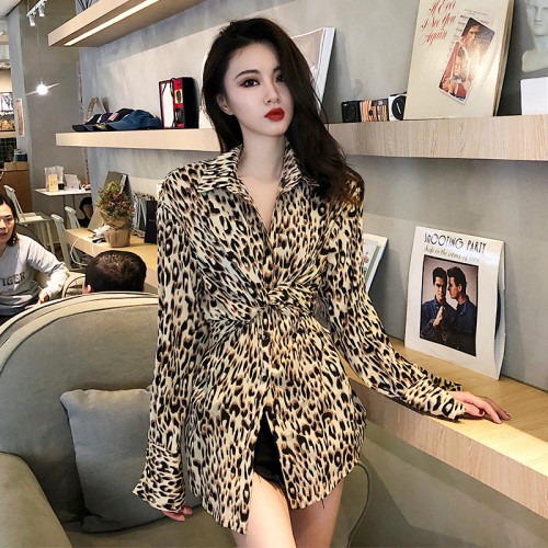 Cămașă lungă, cu guler clasic și model leopard
