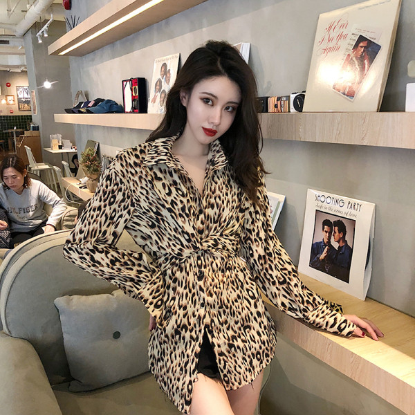Cămașă lungă, cu guler clasic și model leopard