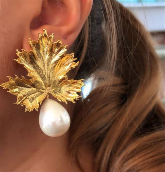Μοντέρνα γυναικεία σκουλαρίκια σε σχήμα φύλλου με πέρλες  σε χρυσό χρώμα