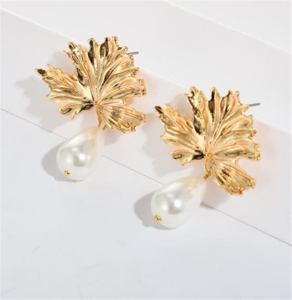Μοντέρνα γυναικεία σκουλαρίκια σε σχήμα φύλλου με πέρλες  σε χρυσό χρώμα