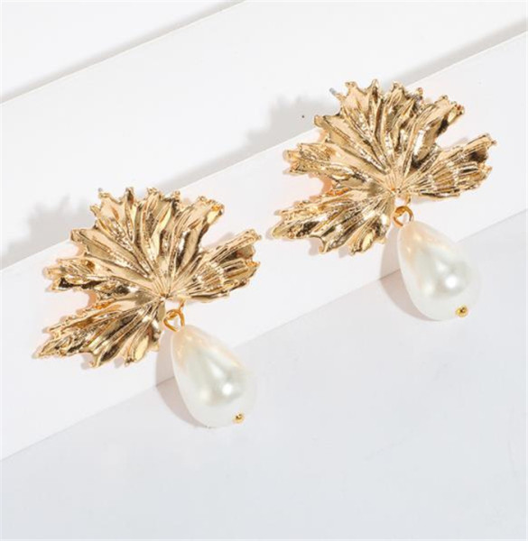 Μοντέρνα γυναικεία σκουλαρίκια σε σχήμα φύλλου με πέρλες  σε χρυσό χρώμα