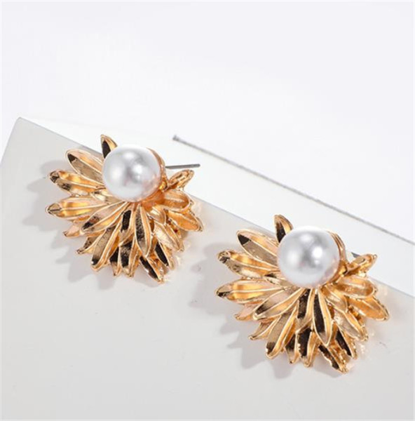 Arany színű gyöngyös női fülbevaló