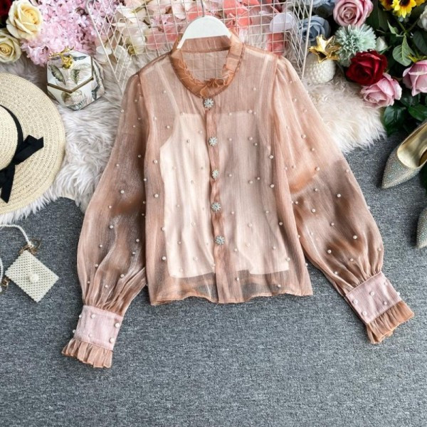 Modern női ing alacsony gallérral, gombokkal és rózsaszín és fekete gyöngyökkel