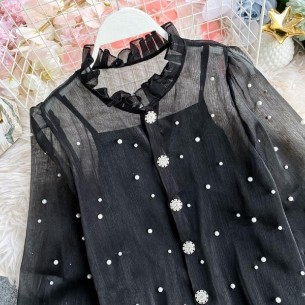 Modern női ing alacsony gallérral, gombokkal és rózsaszín és fekete gyöngyökkel