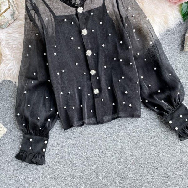 Modern női ing alacsony gallérral, gombokkal és rózsaszín és fekete gyöngyökkel