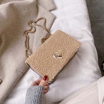 Modern női plüsstáska lánccal és fém csattal fekete, bézs és fehér színben