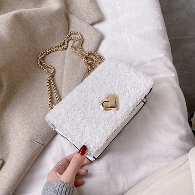 Modern női plüsstáska lánccal és fém csattal fekete, bézs és fehér színben