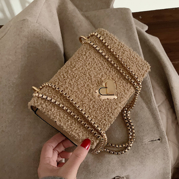 Modern női plüsstáska lánccal és fém csattal fekete, bézs és fehér színben