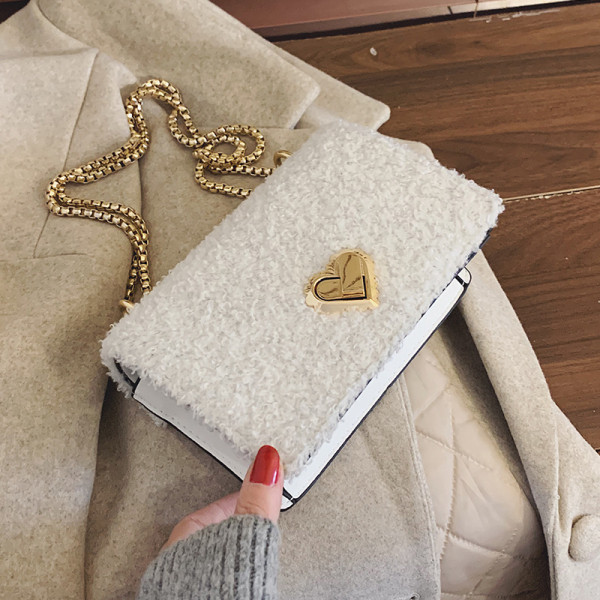 Modern női plüsstáska lánccal és fém csattal fekete, bézs és fehér színben