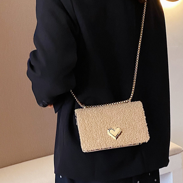 Modern női plüsstáska lánccal és fém csattal fekete, bézs és fehér színben