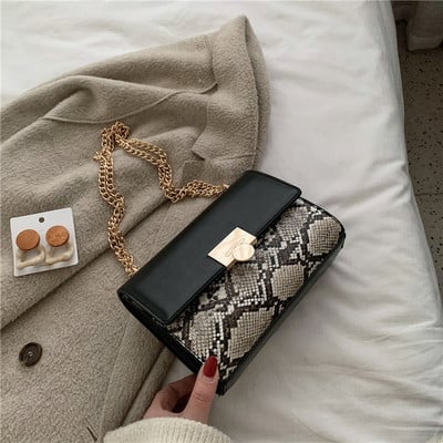 Stílusos női táska öko bőrből kígyómintával és lánccal fehér, fekete és barna színben