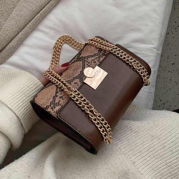 Stílusos női táska öko bőrből kígyómintával és lánccal fehér, fekete és barna színben