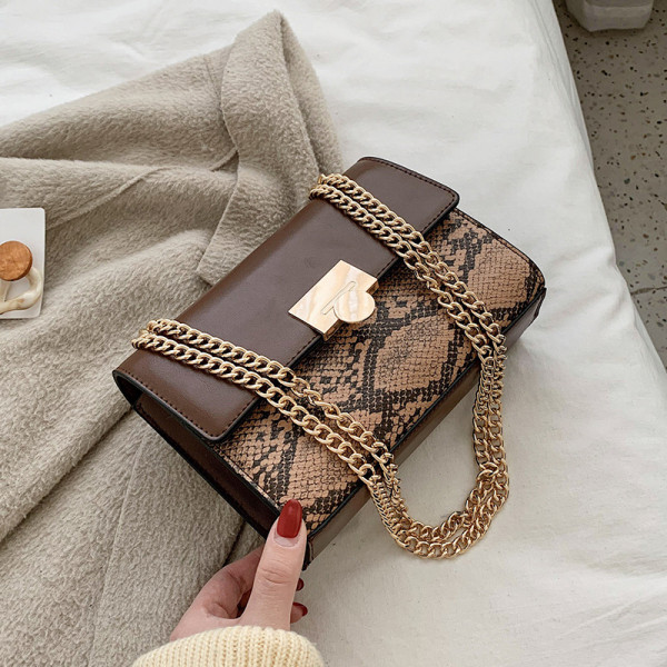 Stílusos női táska öko bőrből kígyómintával és lánccal fehér, fekete és barna színben