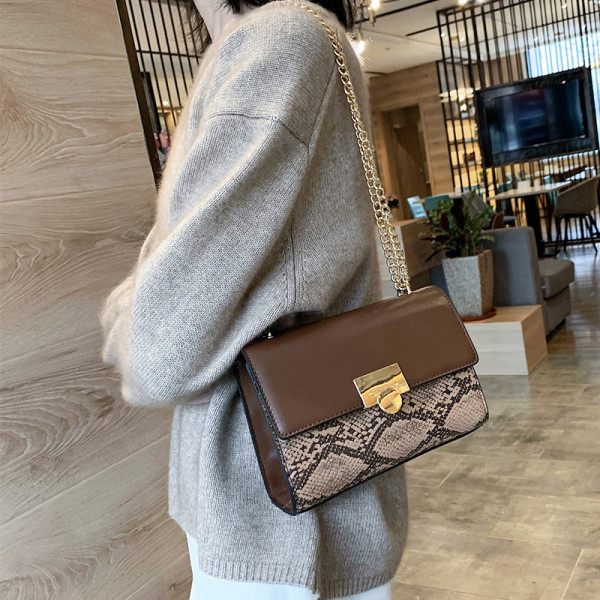 Stílusos női táska öko bőrből kígyómintával és lánccal fehér, fekete és barna színben