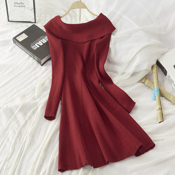 Rochie de dama toamna-iarna cu decolteu barca in rosu, negru si bej