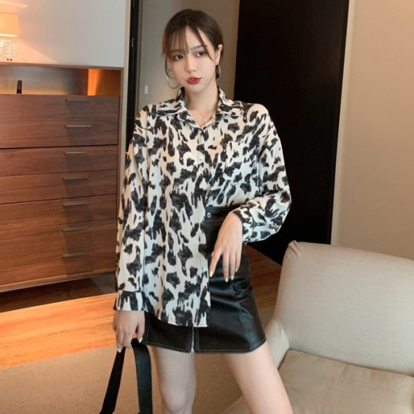 Női alkalmi ing klasszikus modell fehér és rózsaszín színben, leopárdmintával