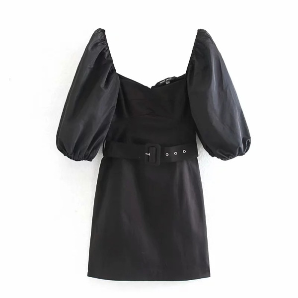 Σύντομο γυναικείο φόρεμα με τετράγωνη λαιμόκοψη και βολάν μανίκια 3/4 σε μαύρο χρώμα