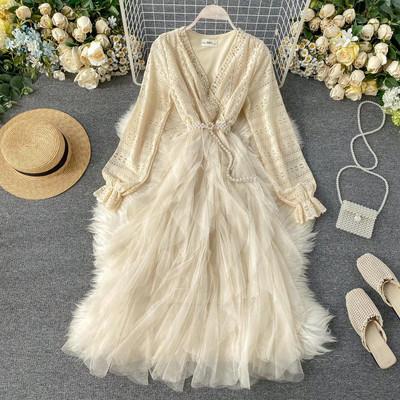 Modern női ruha csipkével, övvel és tüllel fehér, rózsaszín, fekete és bézs színben