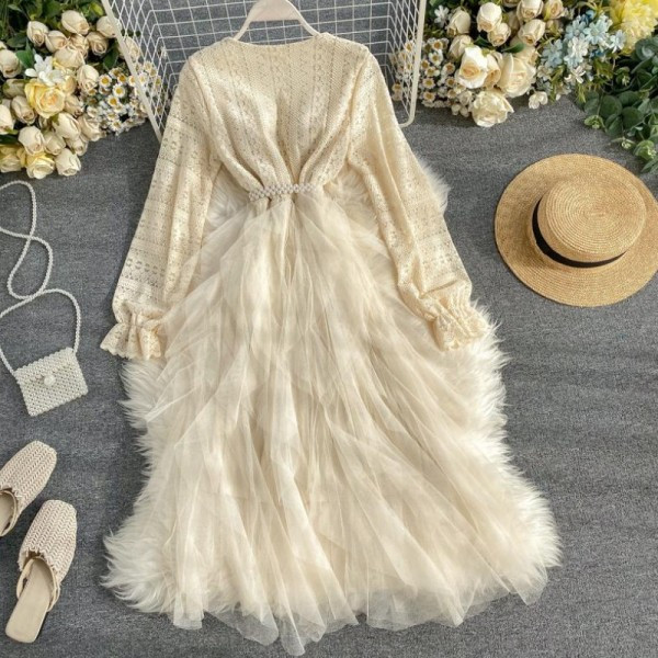 Modern női ruha csipkével, övvel és tüllel fehér, rózsaszín, fekete és bézs színben