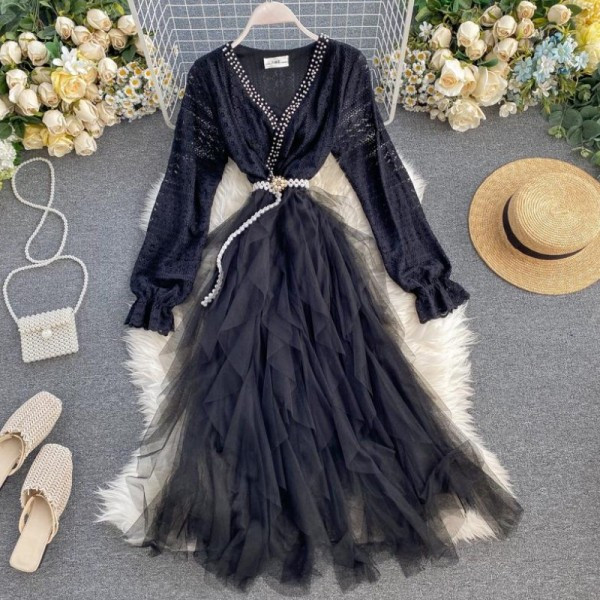 Modern női ruha csipkével, övvel és tüllel fehér, rózsaszín, fekete és bézs színben