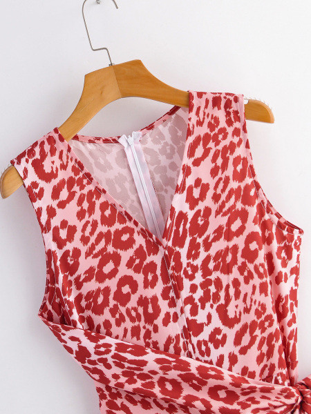 Salopetă de damă modernă cu legături în talie și decolteu în V în roșu cu model leopard