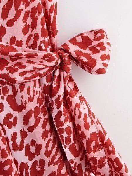 Salopetă de damă modernă cu legături în talie și decolteu în V în roșu cu model leopard