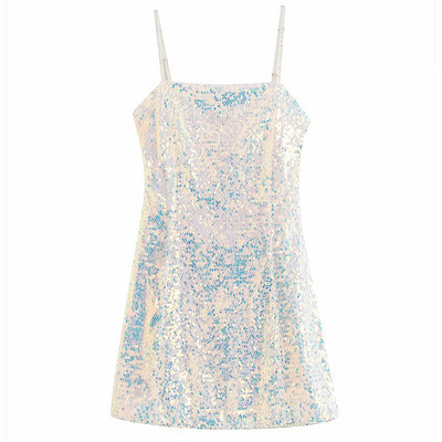 Rövid és testhezálló modern női ruha vékony pántokkal, ezüst színben, flitterekkel