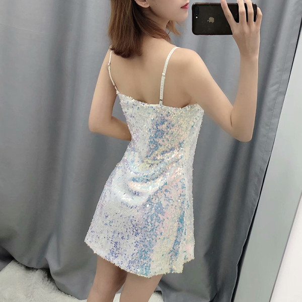 Rövid és testhezálló modern női ruha vékony pántokkal, ezüst színben, flitterekkel