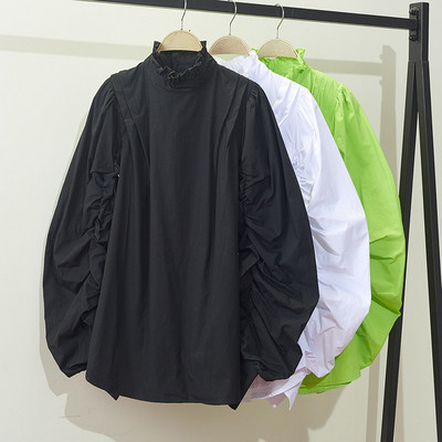 Cămașă modernă de damă cu mâneci strânse în verde, alb și negru