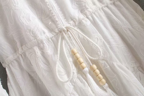 Modern csipkeruha lótusz ujjú, elasztikus derékkal, fehér színben