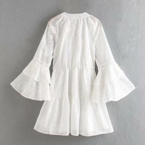 Modern csipkeruha lótusz ujjú, elasztikus derékkal, fehér színben