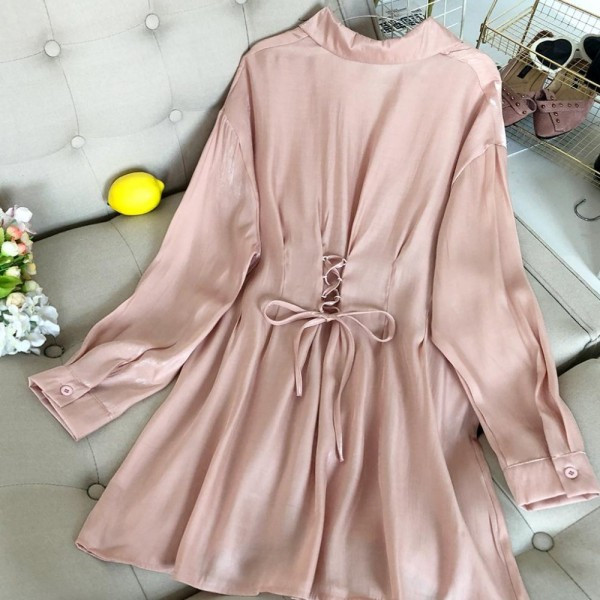 Modern női hosszú ing, derekán gombokkal és megkötővel, fekete, fehér és rózsaszín színben